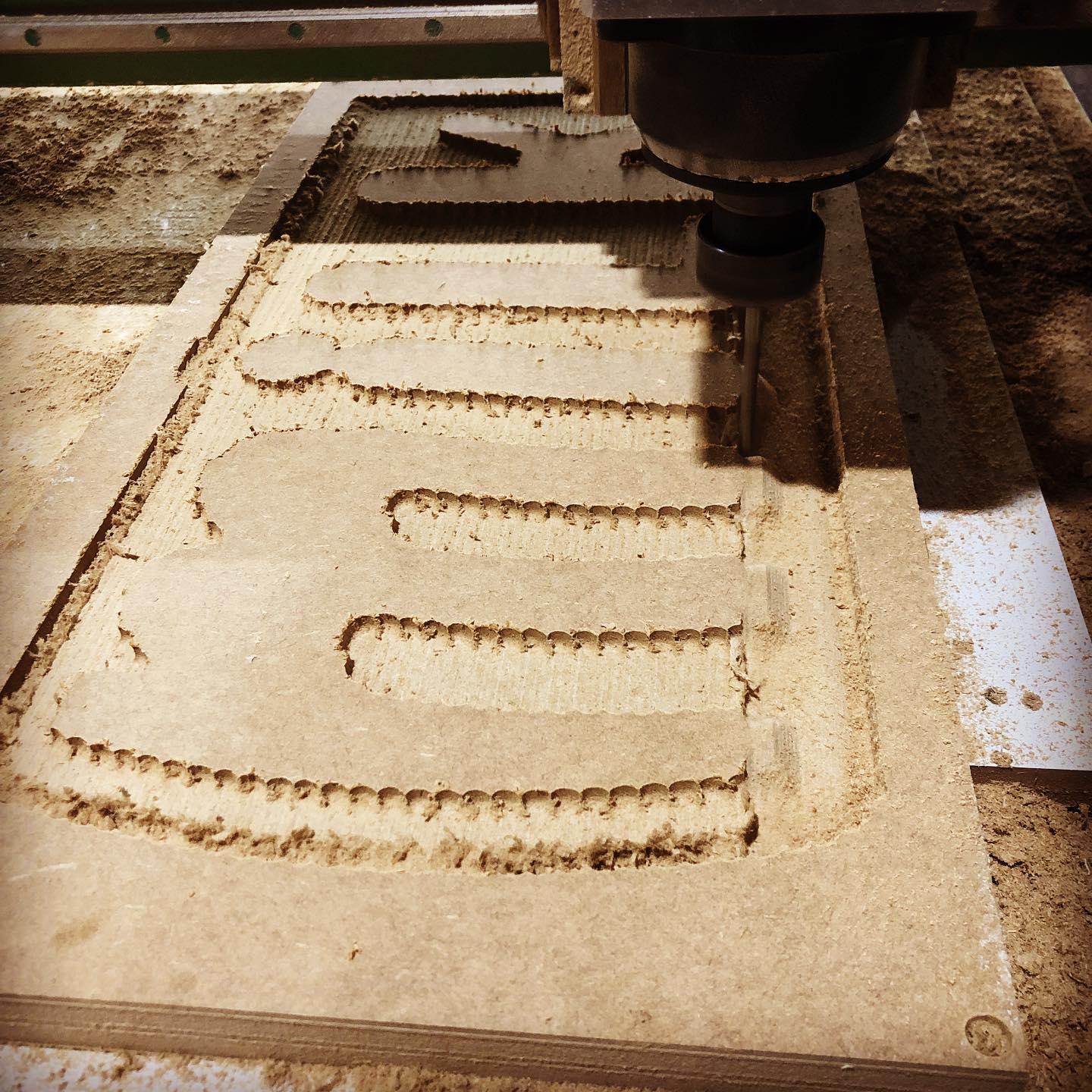 Projeto de peça de comunicação visual produzido em corte CNC no ateliê FNX, Campo Grande RJ