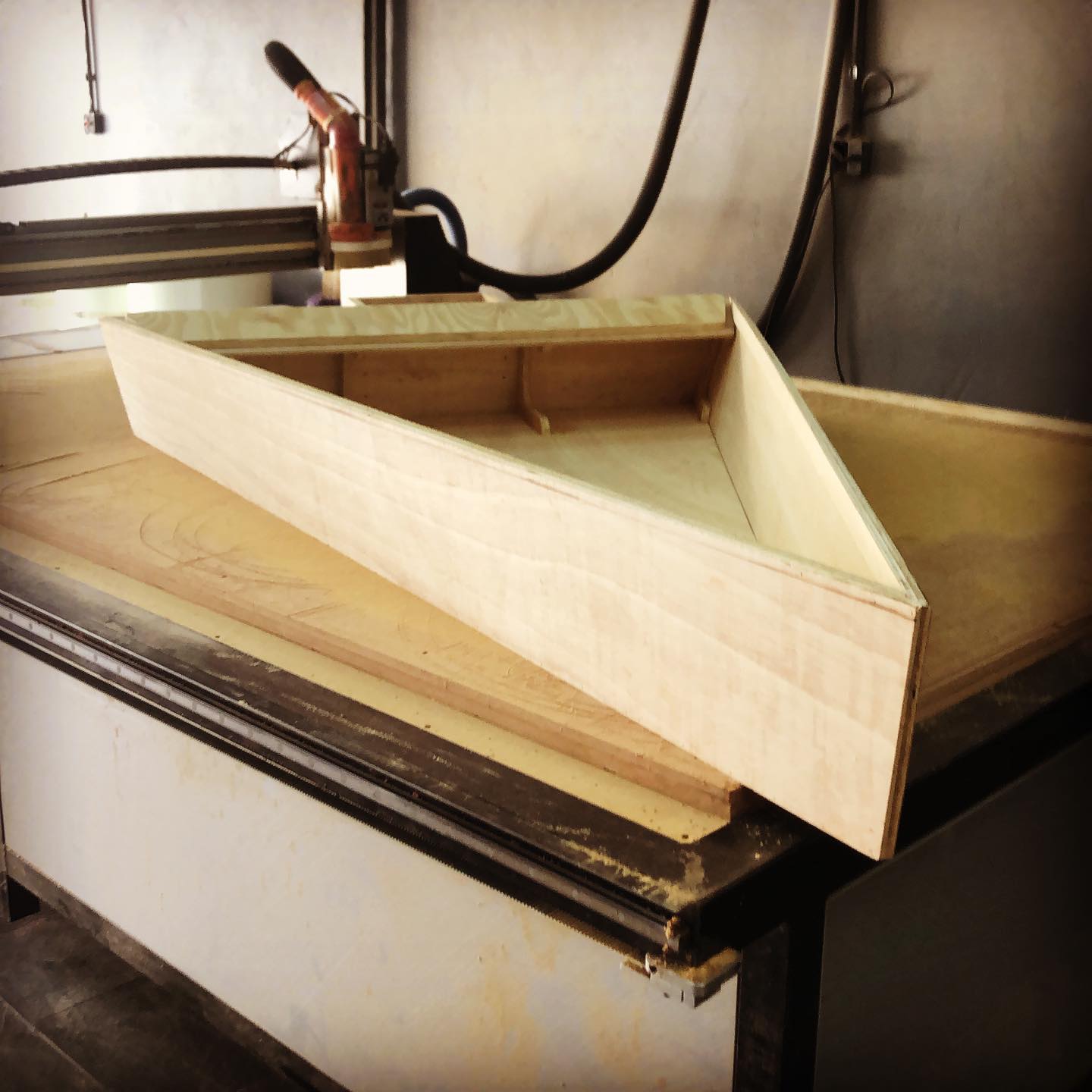 Trabalho de corte CNC Router em acrílico para cliente da região metropolitana do Rio pela FNX Cortes CNC
