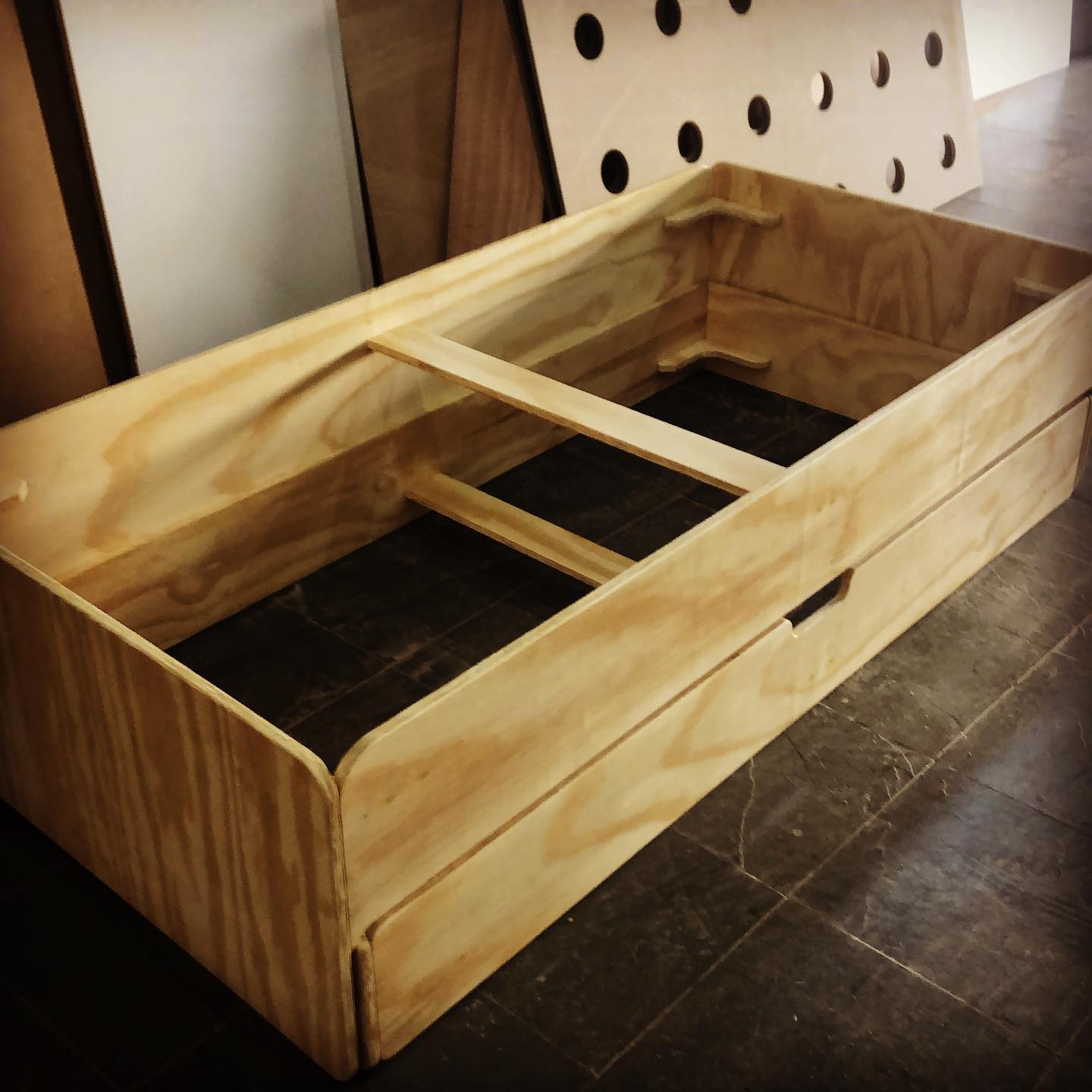 Projeto de display de PDV produzido em corte CNC no ateliê FNX, Campo Grande RJ