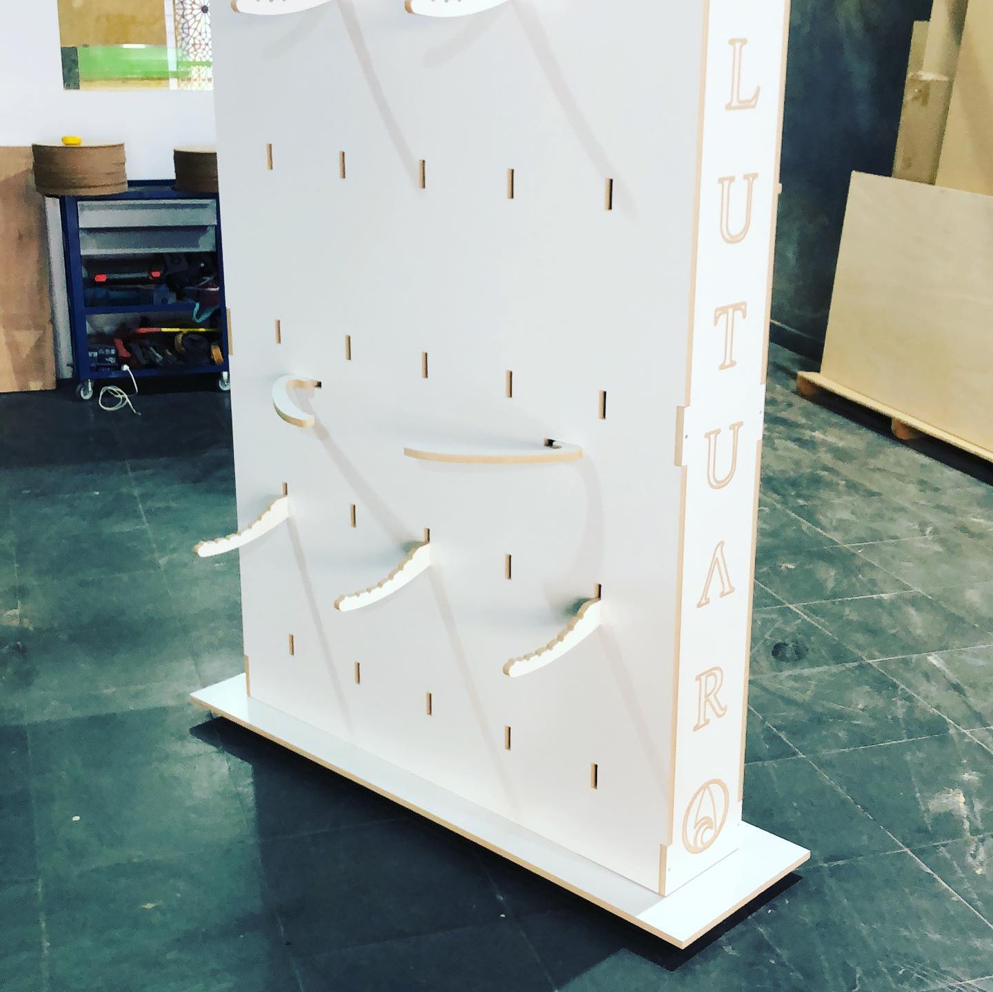 Detalhe de letreiro personalizado em MDF com acabamento de precisão — FNX, Campo Grande RJ