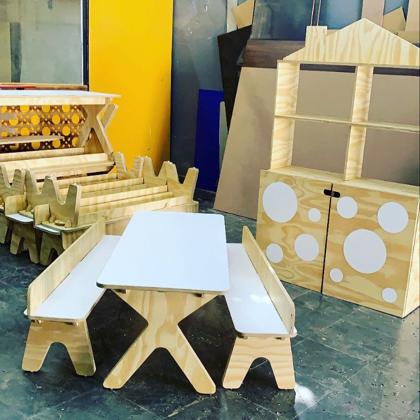 Detalhe de luminária artesanal em madeira com acabamento de precisão — FNX, Zona Oeste do Rio
