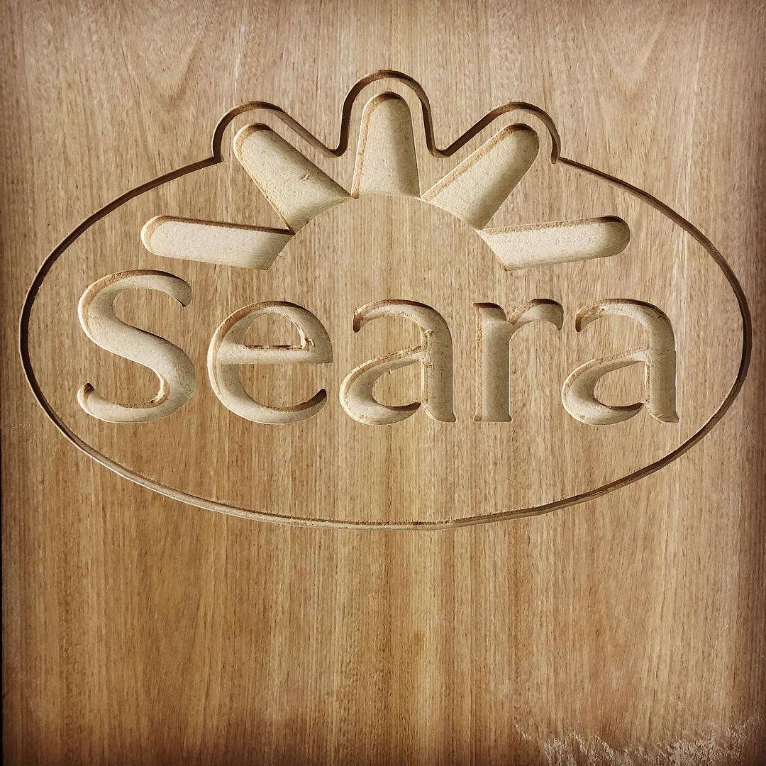 Detalhe de painel decorativo em MDF com acabamento de precisão — FNX, Campo Grande RJ
