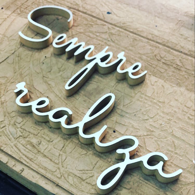 Acabamento de peça decorativa em MDF executado com corte a laser no Rio de Janeiro