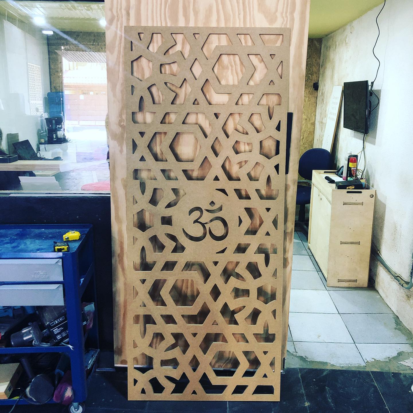 Acabamento de totem para evento em ACM executado com corte CNC no Rio de Janeiro